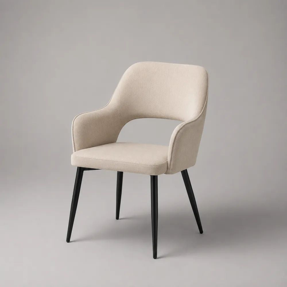 Sedia da pranzo imbottita beige con braccioli e gambe in metallo nero, 58 × 60 × 85 cm