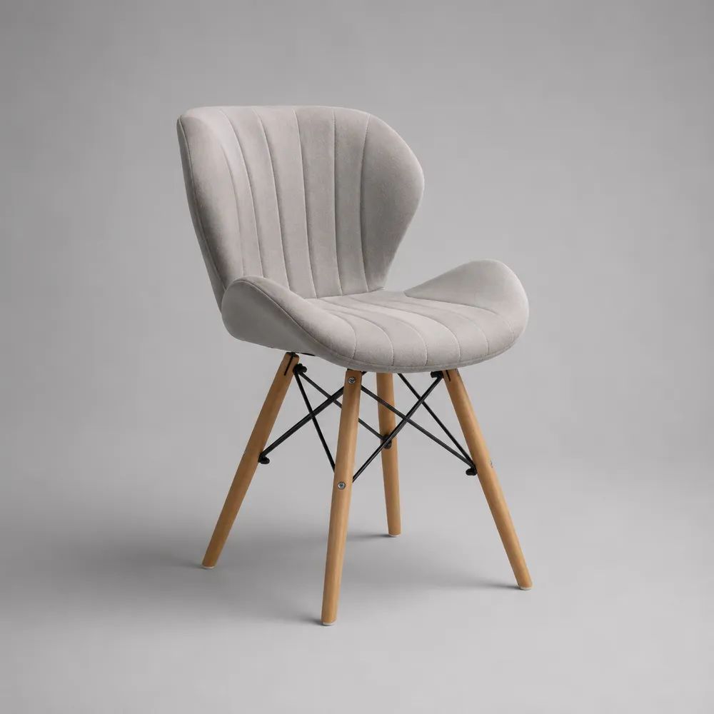 Sedia da pranzo imbottita in velluto grigio chiaro con schienale avvolgente e gambe in legno, 58 x 55 x 82 cm