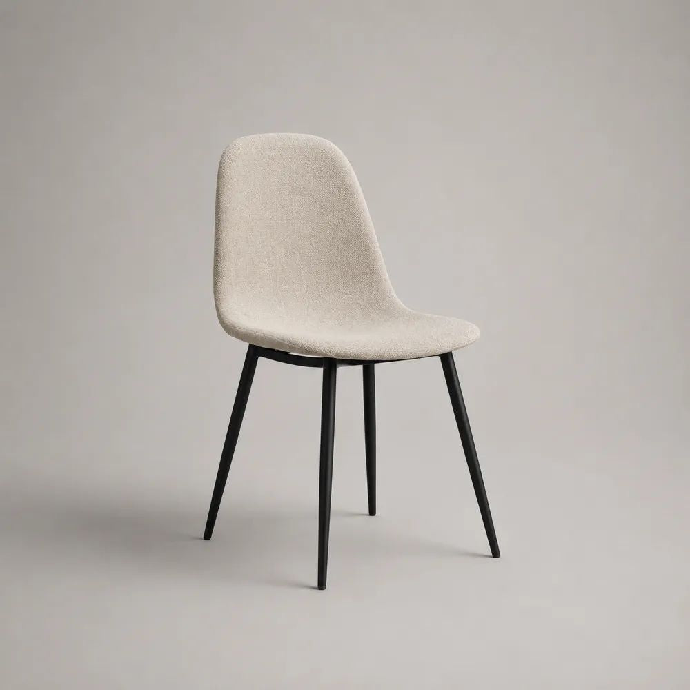 Sedia da pranzo imbottita in tessuto crema con schienale arrotondato e gambe in acciaio nero, 48 x 55 x 83 cm