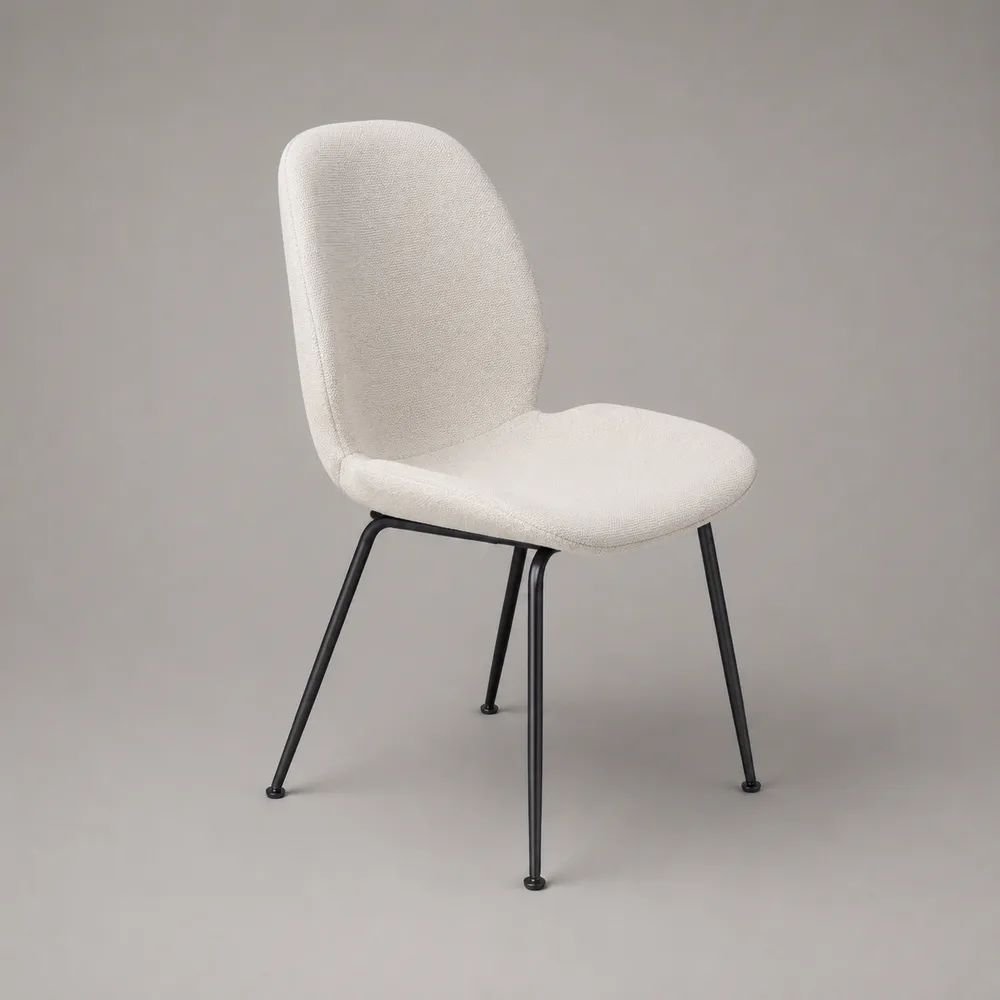 Sedia da pranzo imbottita in tessuto crema con schienale arrotondato e gambe in metallo nero, 49 x 57 x 84 cm